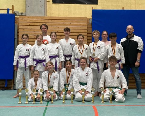 Das erfolgreiche Team des Kyotokan zeigt stolz die auf der Norddeutschen Meisterschaft 2024 erkämpften Trophäen